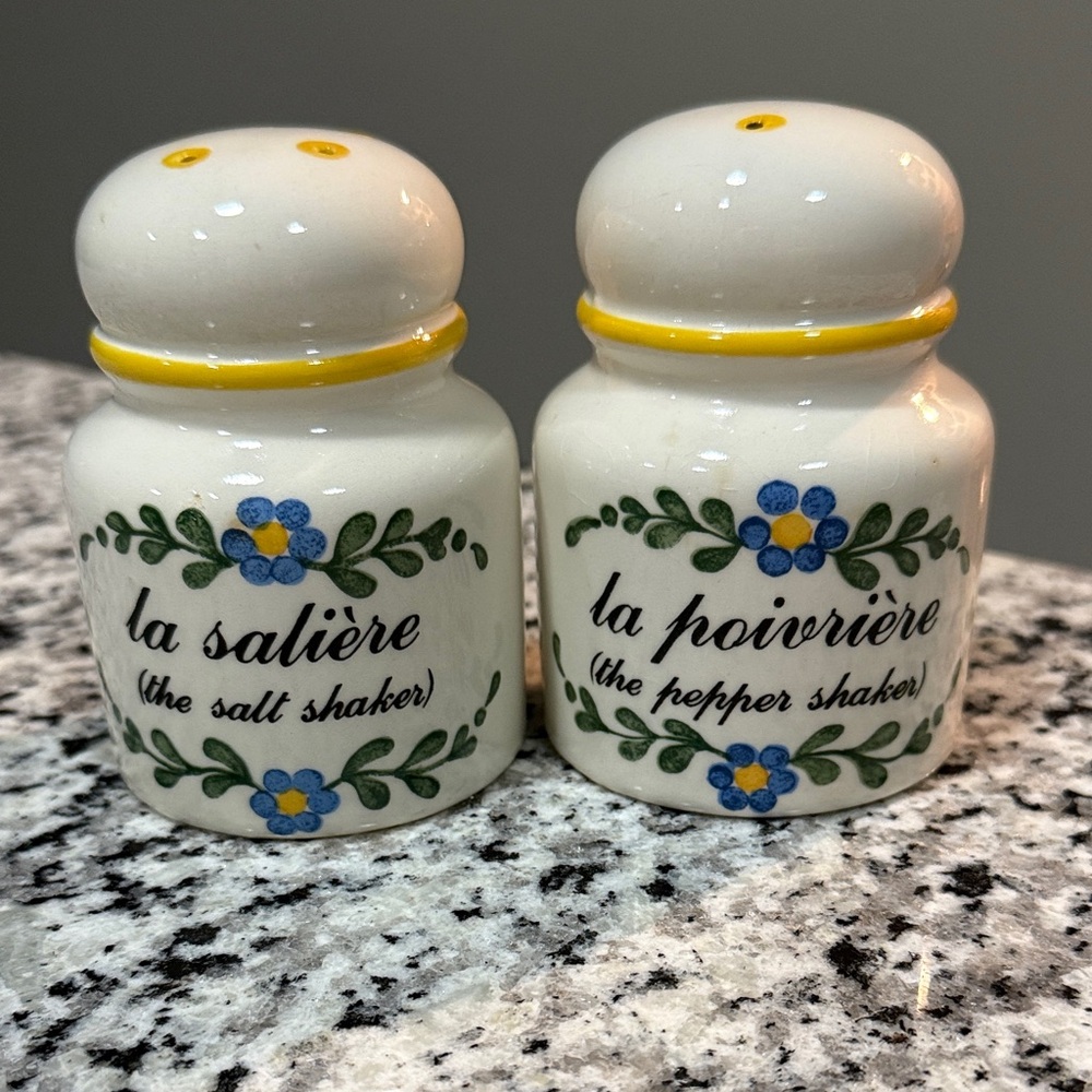 Vintage SIGMA TasteSetter ceramic salt and pepper shakers with French text.